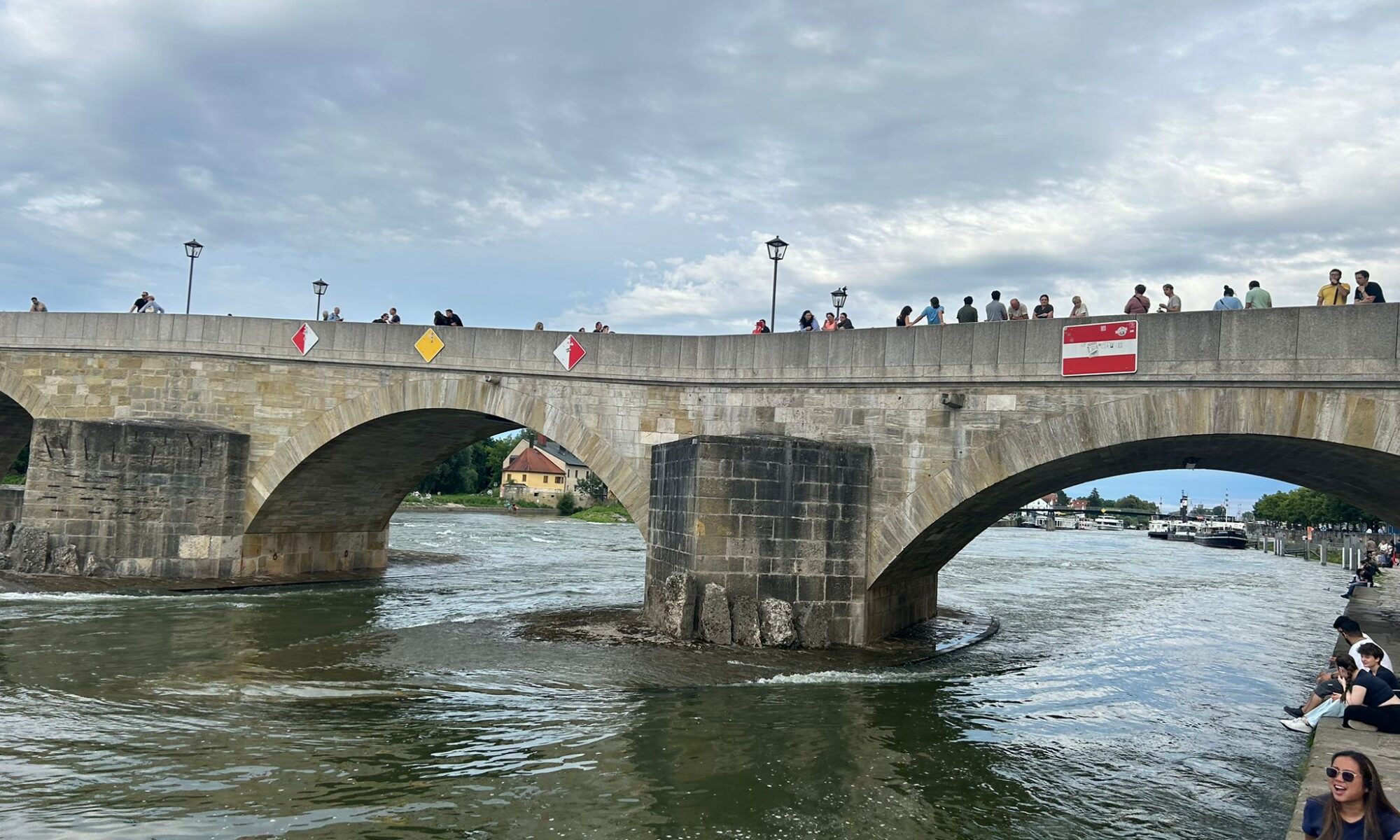 Durchfahrt für Motorboote unter der Steinernen Brücke in Regensburg